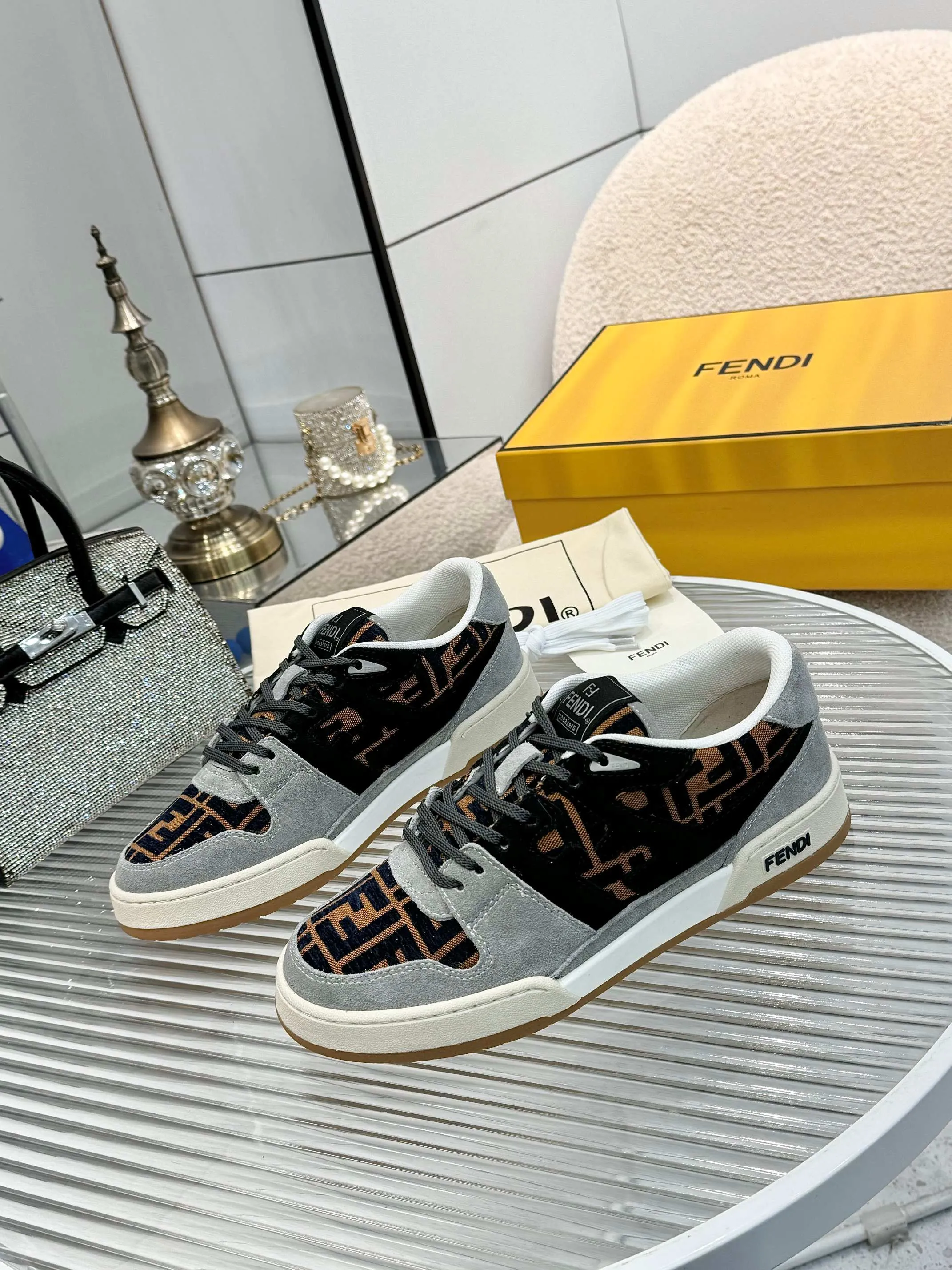 p620🐮🐮New❤Top super A version💯 Fendi Fendi 2025 New Year's King Explosive Style🔥 Many💑stars have the same style FD match. Original purchase for RMB14440. One to one replica. Designer Kim Jones's first sneaker fendi match and Donkey brand Trainer basketball sneakers, fresh blood injection and FF retro design It combines fashion and super comfort. [Wise] Whoever doesn’t grab it will regret it [There are many shoe uppers on the market with different color matching and cut corners in workmanship. The color matching and craftsmanship of my shoe upper are absolutely the same as the genuine products at the counter. Welcome to compare. Feet: Mesh injection molding pads 🎯 Soles: Please look for the original molded multi-color TPU outsole (❌ non-rubber sole) 🎯 Size: Female 35-41 Male 38-45 🎯 Packaging: Original 1:1 matching high-end packaging 🎁